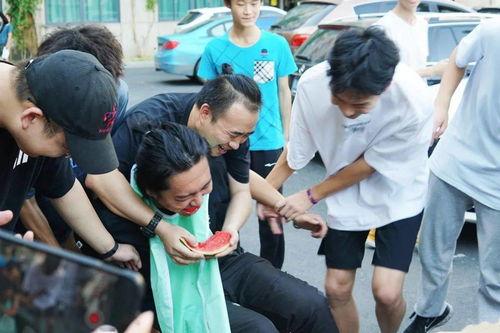 老师在学校吃瓜视频,揭秘老师吃瓜背后的温馨瞬间