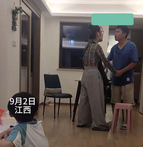 妻子儿子淡定吃瓜视频播放,视频播放引网友热议