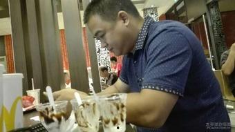 大老爷们吃瓜刮胡刀视频,揭秘男士日常护理新潮流