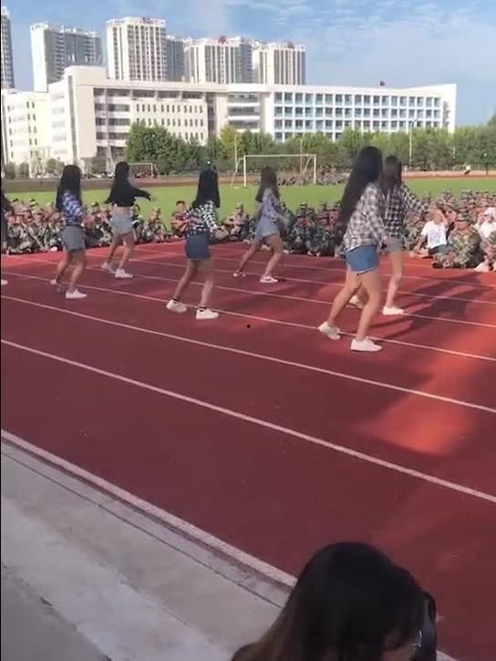 军训小姐姐吃瓜视频大全,欢乐瞬间，青春回忆