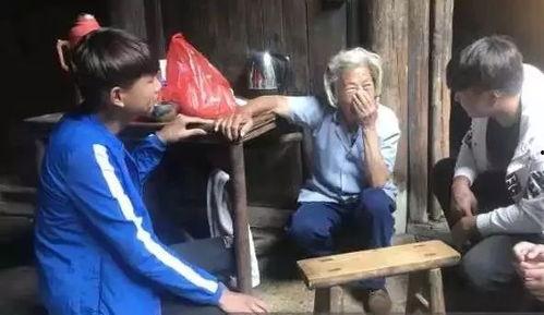 回村吃瓜老人视频播放,揭秘乡村生活新风尚